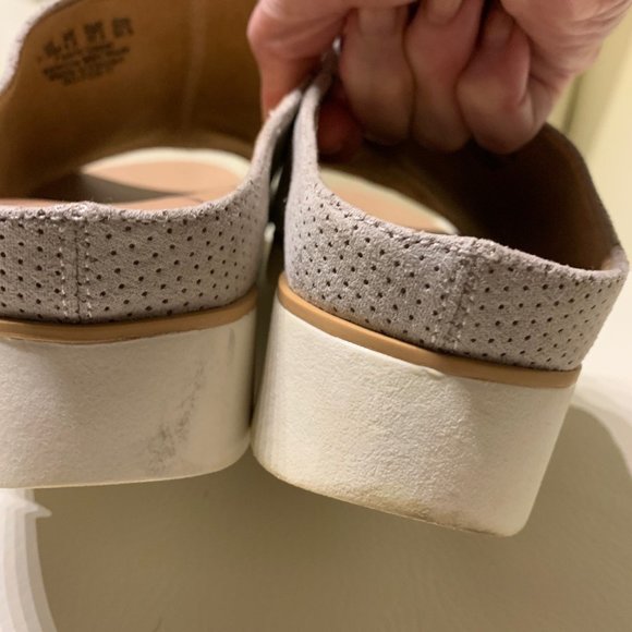 Dr. Scholl sandal, size 7.5 US, suede upper fabric, light grey, white soles. - Picture 6 of 10